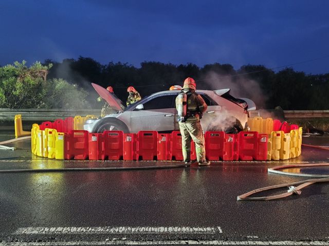 고양 일산서구 법곶동 제1자유로 전기차 화재현장. 경기북부소방재난본부 제공