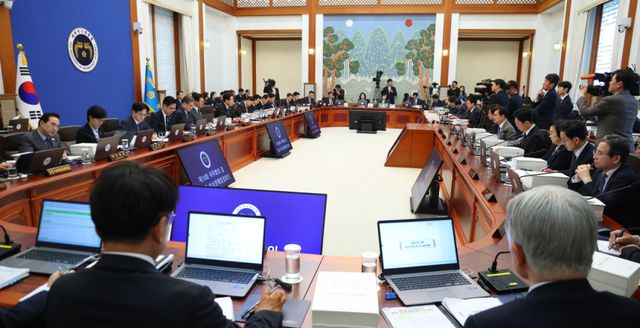 이재명 대통령이 28일 청와대에서 국무회의 겸 비상경제점검회의를 주재하고 있다. 연합뉴스
