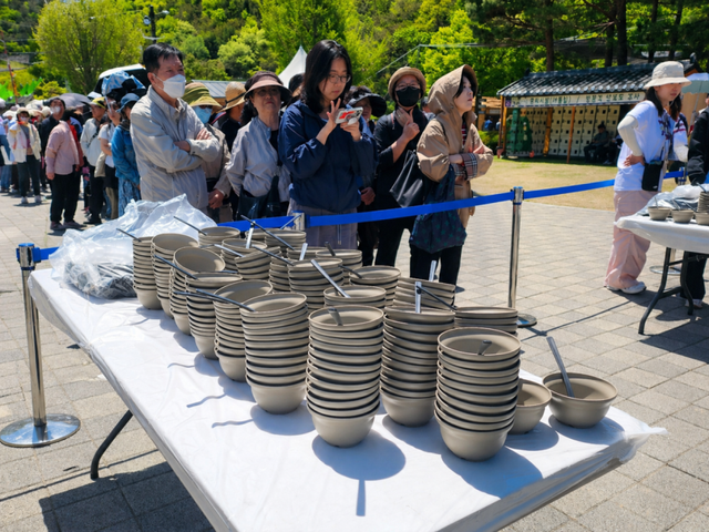다회용기에 음식을 받기 위해 줄을 선 시민들. 양평군 제공