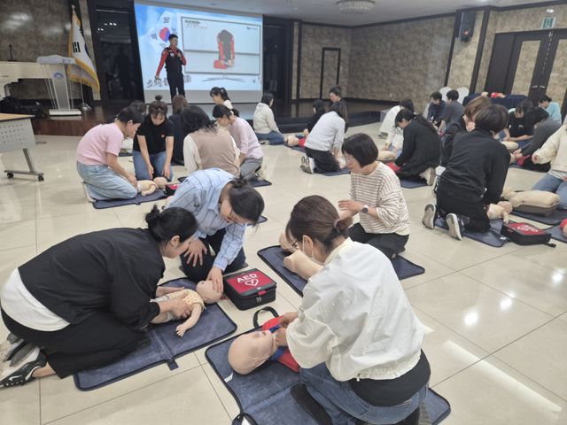 양평군 관내 보육교직원들이 2026년 상반기 어린이 안전교육(응급처치 실습)을 하고 있다. 양평군 제공