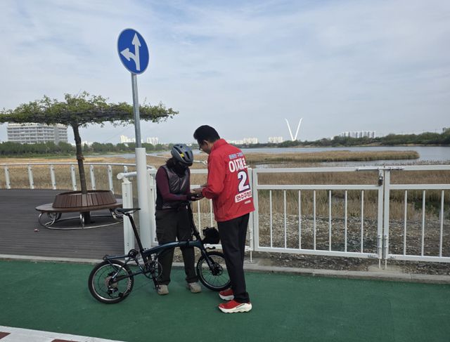 이재호 연수구청장 예비후보가 꿈이음길을 찾아 주민과 소통하고 있다. 이재호 캠프 제공