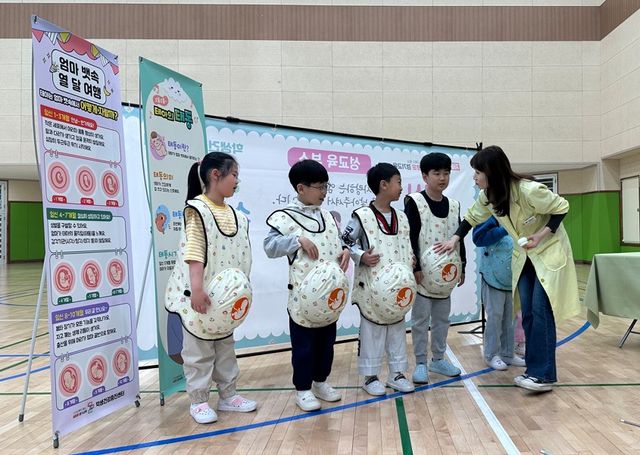 학생들이 임신복 체험을 하며 아기 탄생의 신비함을 배우고 있다. 김포교육지원청 제공