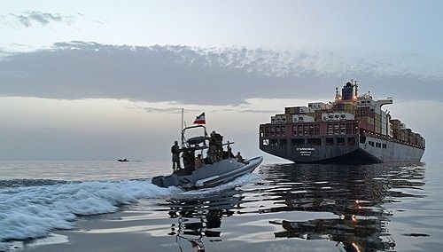 호르무즈 해협 통과 선박 나포 시도하는 이란 혁명수비대 고속정. AFP=연합뉴스