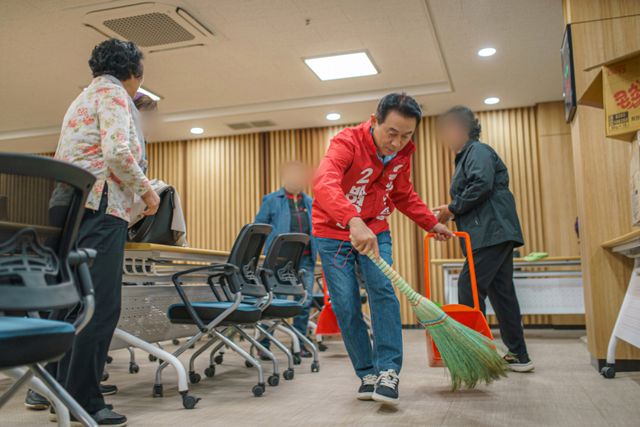 국민의힘 백영현 포천시장 예비후보가 포천시 영중면 노인대학에서 청소를 하며 어르신들과 소통하고 있다. 국민의힘 백영현 포천시장 예비후보 선거사무소 제공