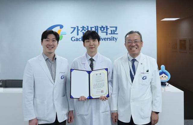 (왼쪽부터)박상현 피부과 교수, 김태욱 피부과 전공의, 정욱진 심장내과 교수가 최우수상 수상 뒤 기념촬영을 하고 있다. 가천대 길병원 제