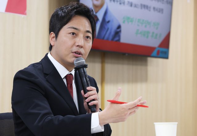 29일 경기도 수원시 경기도의회에서 열린 '국민의힘 경기도지사 출마예정자 좌담회'에서 이성배 경선 후보가 발언하고 있다. 연합뉴스