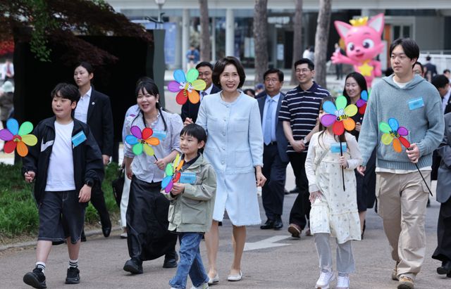 김혜경 여사가 29일 서울 광진구 어린이대공원에서 당원병 환아를 위한 희망 쿠키 만들기 행사 후 어린이들과 산책하고 있다. 연합뉴스
