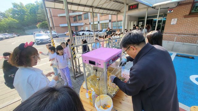 덕인초가 다가오는 어린이 날 앞두고 ‘행복 팡팡, 팝콘 데이!’를 개최했다. 덕인초 제공