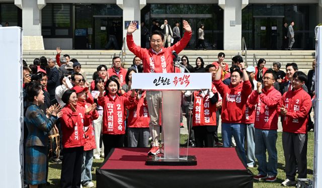 오는 6·3전국동시지방선거에서 국민의힘 인천시장 후보로 나선 유정복 인천시장이 29일 남동구 인천시청 앞 애뜰광장에서 출마 기자회견과 7대 공약을 발표한 뒤 지지자들과 기념사진을 촬영하고 있다. 조병석기자