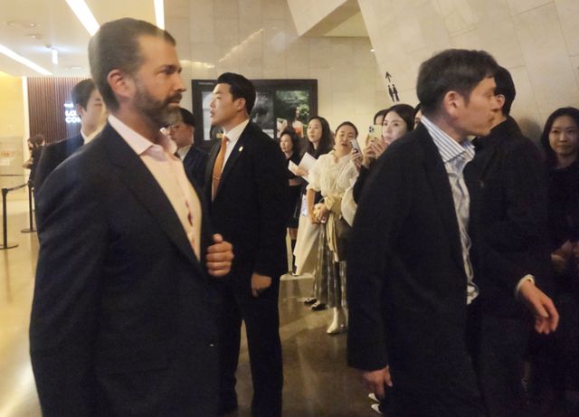 도널드 트럼프 미국 대통령의 장남인 트럼프 주니어(왼쪽)가 29일 정용진 신세계그룹 회장과 함께 부인 한지희 씨의 데뷔 앨범 발매 콘서트가 열린 서울 송파구 롯데콘서트홀로 들어서고 있다. 연합뉴스