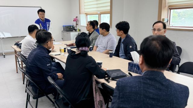 한대희 군포시장 예비후보가 선거사무소에서 재건축·리모델링 추진 관계자들과 현장고충 건의사항 수렴 간담회를 열고 있다. 한대희 군포시장 예비후보 선거사무소 제공
