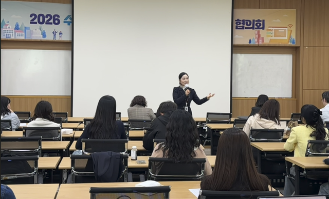 김선경 수원교육지원청 교육장이 ‘2026 미래SAEM 네트워크 연수 및 협의회’에서 인사말을 하고 있다. 수원교육지원청 제공