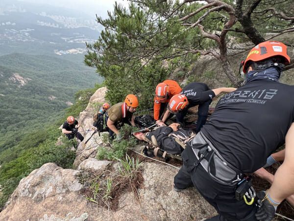 고양소방서 구조대원들이 북한산 의상봉 정상 부근에서 절벽 아래로 추락한 등산객을 구조하고 있다. 경기일보DB