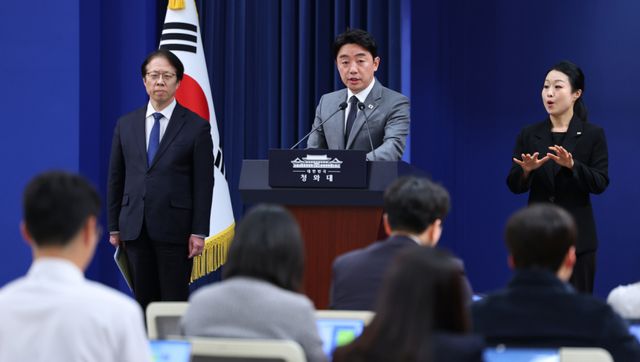 강훈식 비서실장이 29일 청와대 춘추관에서 '공직역량 강화' 핵심성과 및 추진계획 브리핑을 하고 있다. 왼쪽은 조성주 인사수석. 연합뉴스