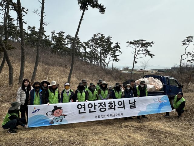 안산 대부해양본부 공직자 등이 1일 육도 해변 일대에서 '깨끗하고 아름다운 해변 만들기' 정화활동을 진행하고 있다. 안산시 제공