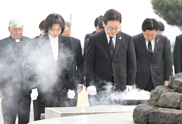 이재명 대통령과 김혜경 여사가 29일 제주 4·3 평화공원에서 위령탑에 분향 후 묵념하고 있다. 연합뉴스