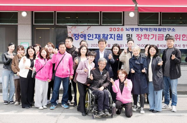 광주시 뇌병변장애인재활연구소는 3일 장애인 재활 및 장학기금 마련을 위한 바자회를 개최했다. 광주시 제공