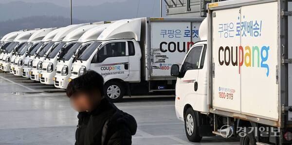 쿠팡 물류센터에 주차돼 있는 쿠팡 배송차량들 모습. 경기일보DB