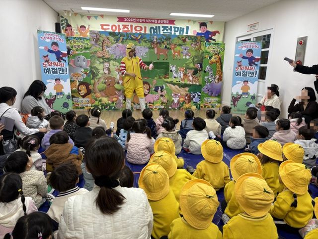 양평군 어린이급식관리지원센터는 지난 1~2일까지 센터 내 식생활 교육 및 체험실에서 어린이 식사 예절 손 인형극 ‘도와줘요! 예절맨!’을 운영했다. 양평군 제공
