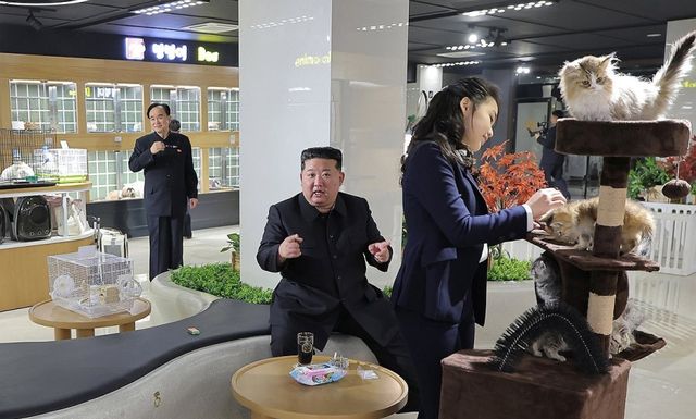 김정은, 개업 앞둔 화성지구 4단계 상업시설 시찰. 연합뉴스