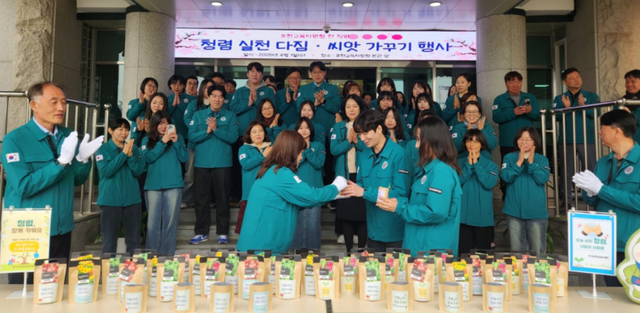 최근 포천교육지원청 현관에서 열린 ‘청렴 실천 다짐 및 씨앗 가꾸기 행사’에서 직원들이 기념촬영을 하고 있다. 포천교육지원청 제공