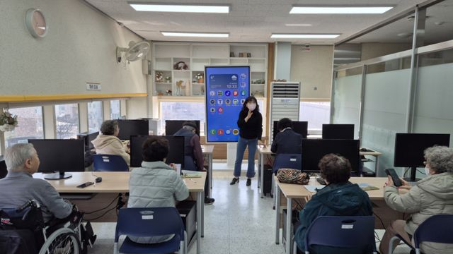 과천시 장애인복지관의 ‘스마트기기 활용 교육’ 장면. 과천시 제공