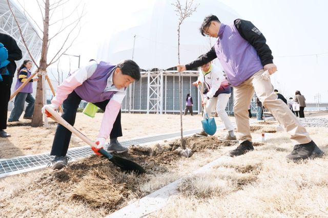 광주시는 제81회 식목일을 기념해 2일 G-스타디움에서 식목 행사를 개최했다. 광주시 제공