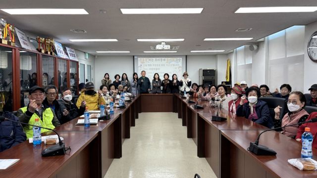 최근 안양시 안양7동 행정복지센터 회의실에서 열린 지역 어르신 초청 무지개 극장에서 참석자들이 기념촬영을 하고 있다. 안양시 제공