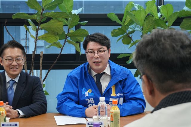 최근 김광 계양구청장 예비후보가 김남준 전 청와대 대변인과 서운산업단지 대표자 간담회에서 회의를 하고 있다. 김광 예비후보 선거캠프 제공