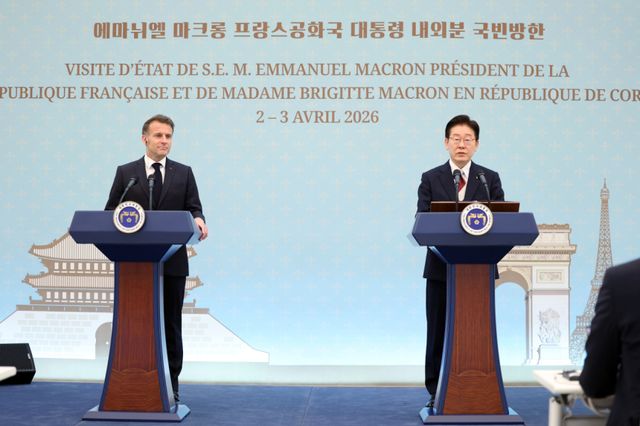 이재명 대통령이 3일 청와대에서 에마뉘엘 마크롱 프랑스 대통령과 공동언론발표를 하고 있다. 연합뉴스