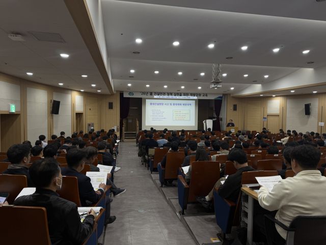 경기도는 도내 건설공사장의 안전 수준을 높이고 도, 시·군 간 협력 강화를 위해 2일 인재개발원 다산홀에서 ‘건설안전 정책 실현을 위한 역량강화 교육’을 개최했다. 사진은 교육 현장 모습. 경기도 제공
