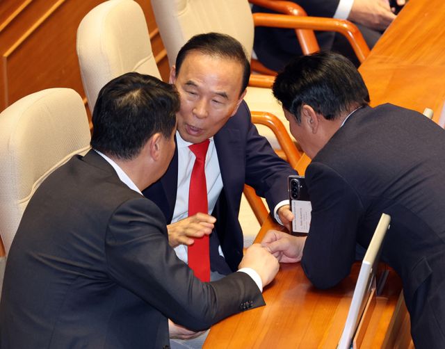 국민의힘 박덕흠 공천관리위원장(가운데)이 3일 국회에서 열린 정치·외교·통일·안보 분야 대정부질문에서 정희용 사무총장(왼쪽)과 얘기를 나누고 있다. 연합뉴스
