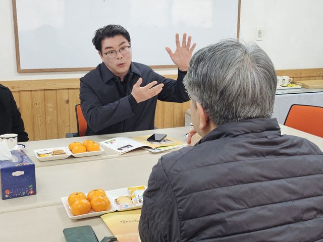 최근 김광 계양구청장 예비후보가 계산동 해인교회를 찾아 배식봉사를 마친 뒤 이준모 목사와 면담을 하고 있다. 김광 예비후보 선거캠프 제공