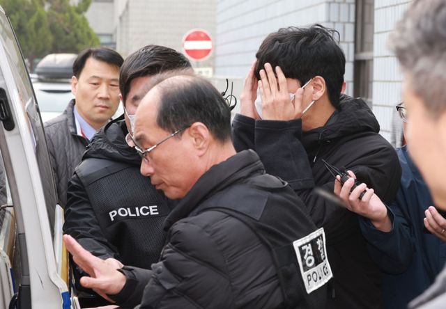 배달의민족 외주사에 상담사로 위장 취업해 고객 정보를 빼돌려 사적 보복 범죄에 악용한 일당의 총책 정모씨가 3일 서울 양천경찰서에서 검찰로 구속 송치되고 있다. 연합뉴스