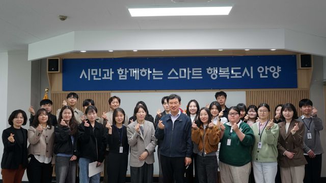 최근 안양시 만안구 회의실에서 열린 신규 공무원을 축하하는 ‘만안의 별 곧게 빛나라’에서 참석자들이 기념촬영을 하고 있다. 안양시 제공