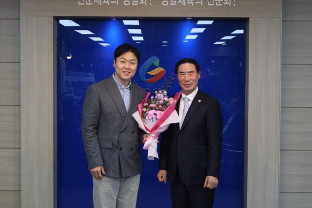 이원성 경기도체육회장(오른쪽)이 3일 오후 경기도체육회관에서 원윤종 IOC 선수위원과 접견을 갖고 기념사진을 찍고 있다. 도체육회 제공