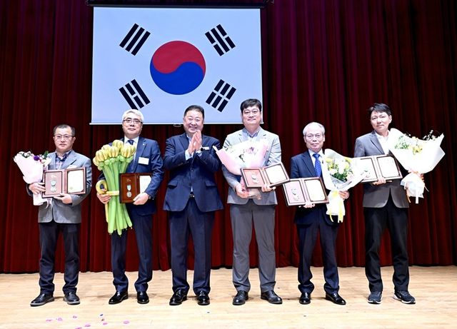 3. 파주시, 2026년 지방세 성실납세자 선정 표창장 수여_(좌측부터) 박현찬, 서기원, 김경일 파주시장, 이상만, ㈜씨,앤,씨, 파주에너지서비스㈜