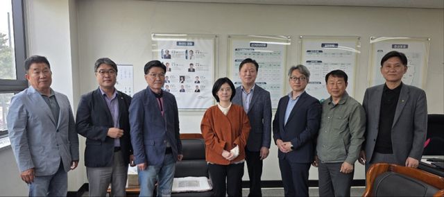 여주시선거관리위원회는 30일 오후 2시 여주선거관리위원회 2층 사무실에서 방송토론위원회를 개최. 다음달 25일 여주시장 후보자를 대상으로 토론회를 개최키로 결정, 회의를 마치고 기념촬영을 하고 있다. 여주선거관리위원회 제공