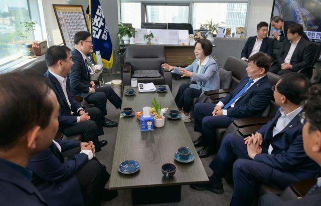 30일 오전 경기도의회 더불어민주당 대표의원실을 찾은 더불어민주당 추미애 경기도지사 후보가 정윤경 부의장, 최종현 대표의원 등과 차담을 하고 있다.
