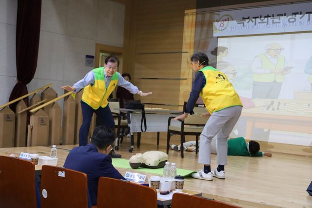 지난 29~30일 개최된 제15회 경기도민 심폐소생술 경연대회 어르신부에 출전한 참가자가 심폐소생술을 수행하고 있다. 의왕소방서 제공