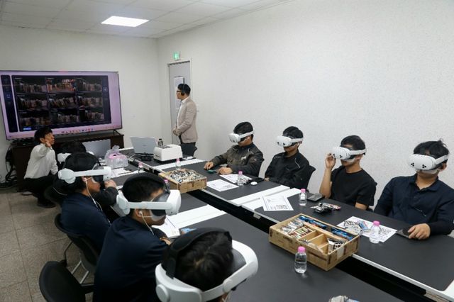 경기도가 진행하는 외국인 노동자 대상 ‘현장형 VR 안전교육’ 시행 모습. 경기도 제공