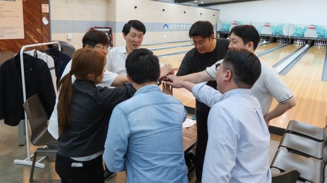 김민철 경기도시장상권진흥원장이 30일 양평 물맑은양평종합운동장 볼링센터를 찾아 사내 볼링 동호회 ‘플레이 볼’ 회원들과 함께 경기를 즐기며 직원들과 소통하는 시간을 가지고 있다. 경상원 제공