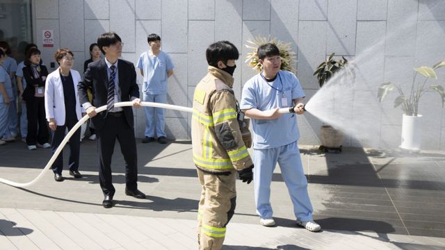 30일 진행된 고양소방서-더자인병원 화재대비 합동소방훈련에서 병원 직원들이 소방대원의 안내에 따라 진화작업을 하고 있다. 더자인병원 제공