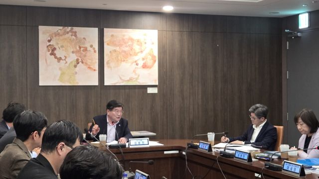경기주택도시공사(G)가 30일 경기도 31개 시·군과 협력하는 ‘경기 31 파트너스’를 통해 수집·분석한 지역별 산업 수요를 바탕으로 마스터플랜 착수보고회를 열고 관련 사업을 추진한다고 밝혔다. 사진은 김용진 GH 사장이 보고회를 열고 의견을 나누고 있는 모습. GH 제공