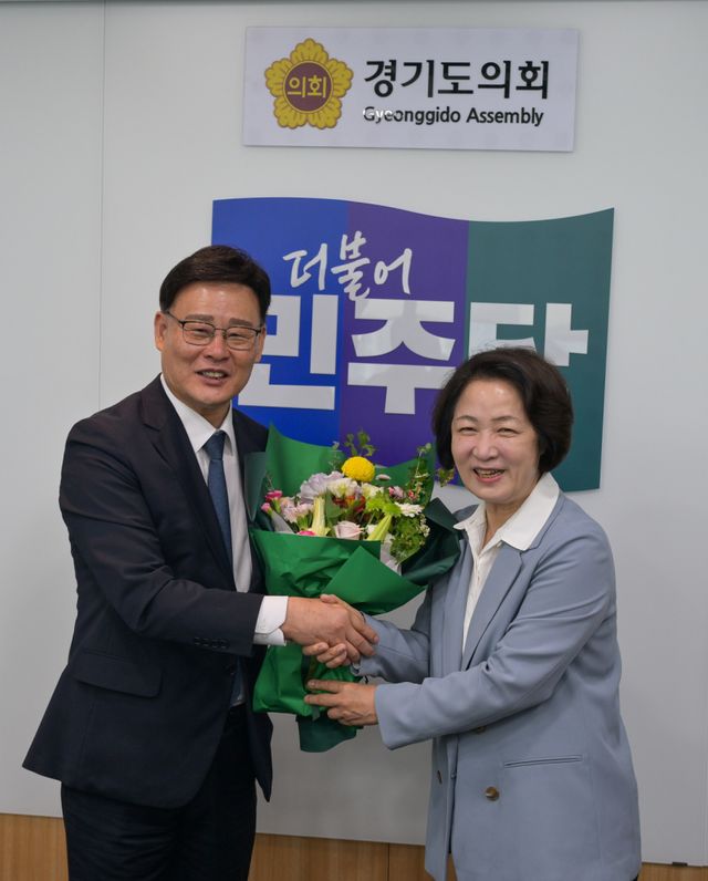 30일 오전 경기도의회 더불어민주당 대표의원실을 찾은 더불어민주당 추미애 경기도지사 후보가 최종현 대표의원과 기념촬영을 하고 있다.