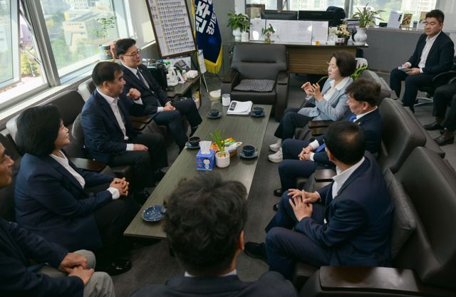 30일 오전 경기도의회 더불어민주당 대표의원실을 찾은 더불어민주당 추미애 경기도지사 후보가 정윤경 부의장, 최종현 대표의원 등과 차담을 하고 있다.