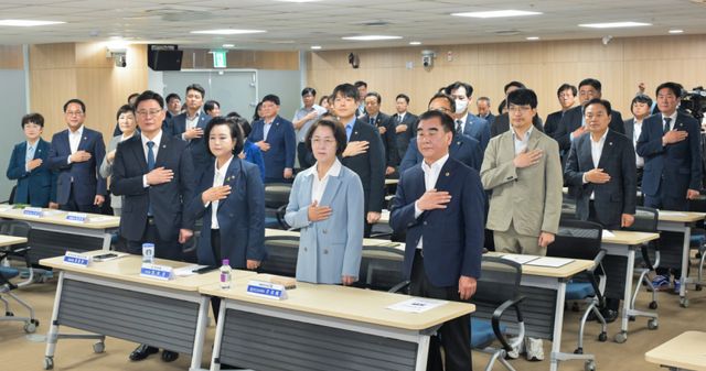 경기도의회 더불어민주당 의원총회가 열린 30일 오전 경기도의회 중회의실에서 더불어민주당 추미애 경기도지사 후보, 정윤경 부의장, 최종현 대표의원 등 참석자들이 국민의례를 하고 있다. 윤원규기자