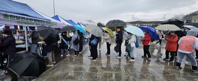 4일 오전 평택 이충레포츠공원에서 열린 ‘2026 평택시민건강걷기대회’에서 송탄보건소가 마약·감염병 예방을 위한 캠페인을 진행하고 있다. 한준호기자