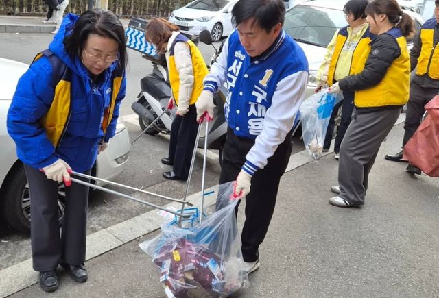구재용 더불어민주당 인천 서구청장 예비후보(60)가 인천 서구지역에서 주민들과 함께 쓰레기를 줍는 봉사활동을 하고 있다. 구 예비후보 제공
