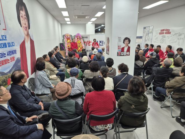 김진숙 국민의힘 의왕시장 예비후보 선거사무소 개소식이 4일 의왕시 경수대로 서해그랑블 2층에서 개최됐다. 임진흥기자